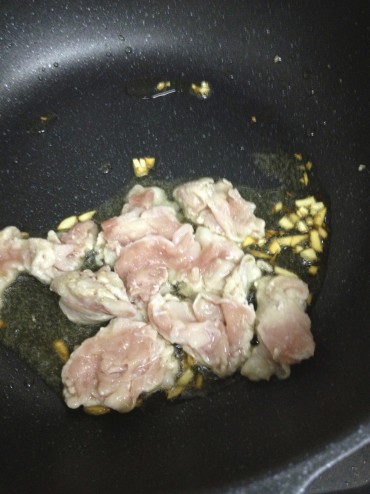 豚しゃぶ肉をガーリックオリーブオイルで炒める